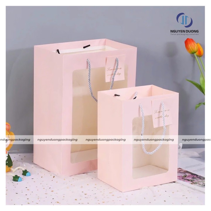 Túi giấy cửa sổ Mica quai dây kèm tag