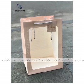 Túi giấy cửa sổ Mica quai dây kèm tag