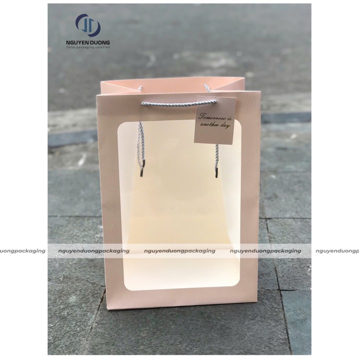 Túi giấy cửa sổ Mica quai dây kèm tag