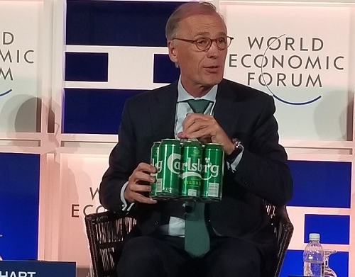 Ông Cees t Hart, Tổng Giám đốc Tập đoàn Carlsberg chia sẻ về bao bì mới Snap Pack, công nghệ sử dụng chất keo thay thế cho màng co nhựa thân thiện với môi trường.